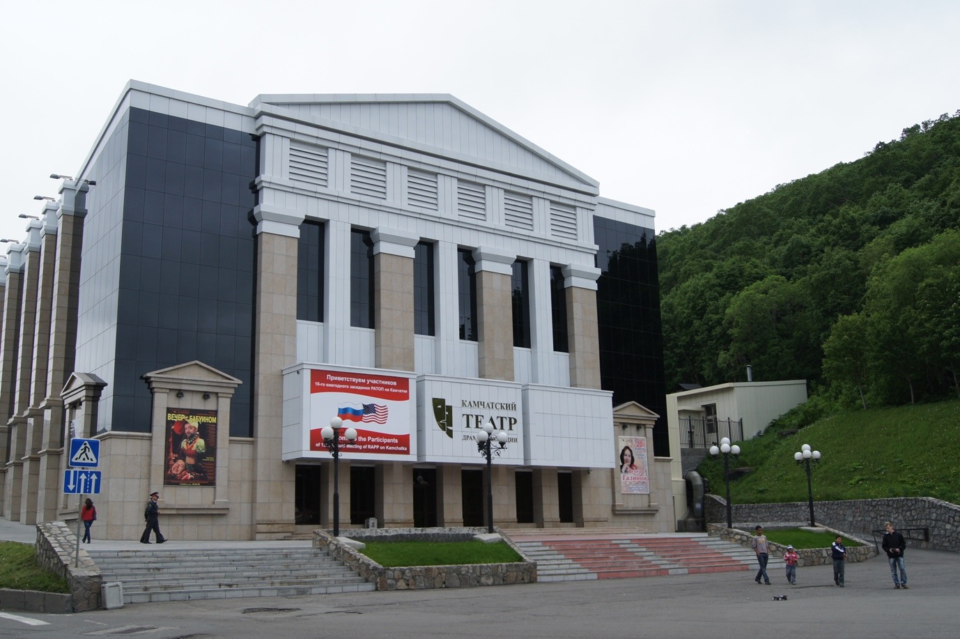 1355429357_kamchatskiy-teatr-dramy-i-komedii